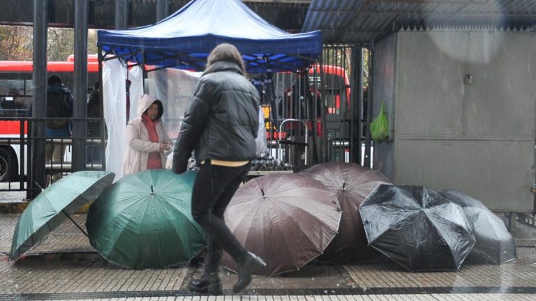 Sistema frontal: Esta es la vestimenta ideal para enfrentar la lluvia que recomiendan los expertos