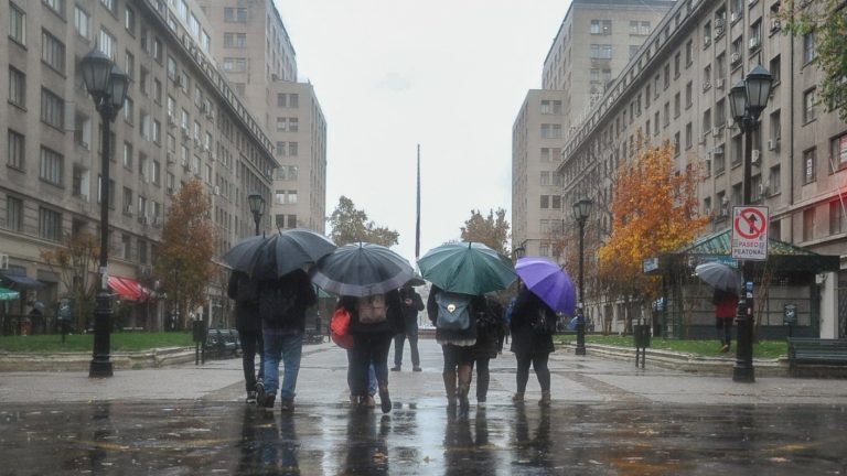 Hasta cuándo estarán suspendidas las clases en la Región Metropolitana por el sistema frontal