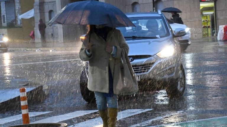 ¿Cómo se miden los milímetros de agua caída durante las lluvias?