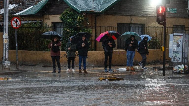 ¿Sigue la lluvia HOY viernes en Santiago? Revisa cuándo llegará el nuevo sistema frontal a la RM
