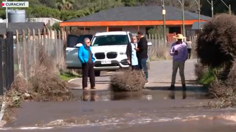 Efecto de las lluvias: 70 personas aisladas por desborde de estero Puangue en Curacaví