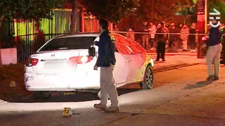Hombre murió acribillado dentro de su auto en Maipú: Criminal huyó del lugar