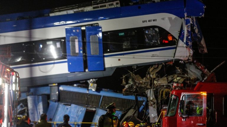 Dos fallecidos y nueve heridos deja fatal choque de trenes en San Bernardo: Uno está en riesgo vital