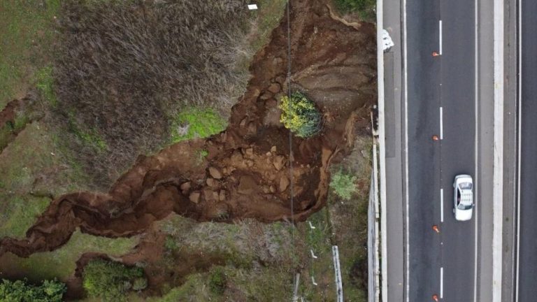 Reportan socavón de más de 20 metros en Concón: Afecta berma de Camino Internacional