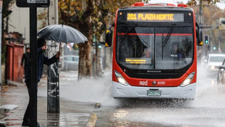 Intensas precipitaciones en Santiago: ¿Hasta qué hora va a llover y cuántos milímetros se esperan?