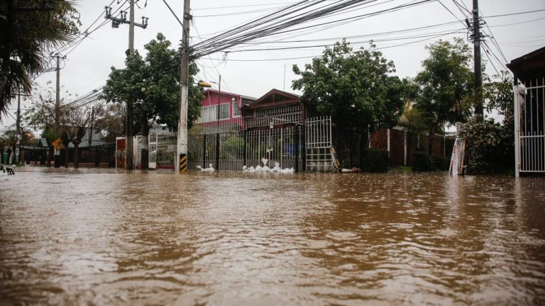Balance por sistema frontal: Senapred reporta más de 3 mil personas aisladas
