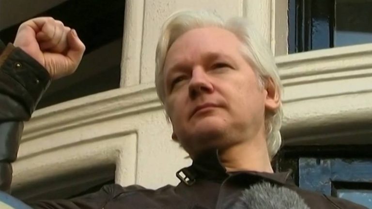 Julian Assange llega a acuerdo con EE.UU. y queda en libertad tras cinco años en prisión