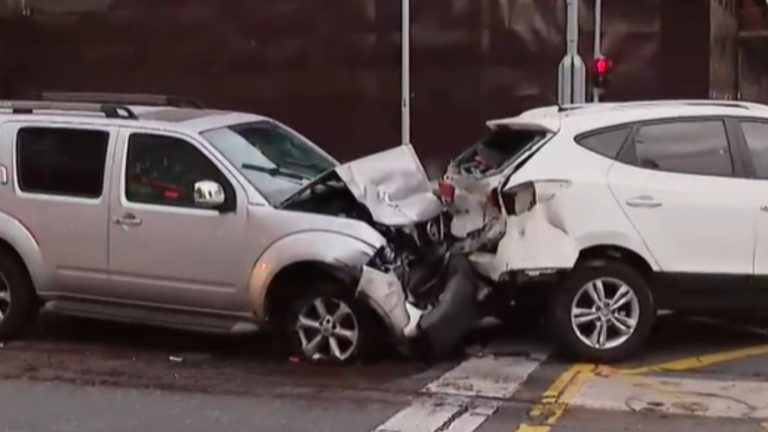 Colisión múltiple obligó a cortar pista en la Alameda: Carabinero de franco resultó herido