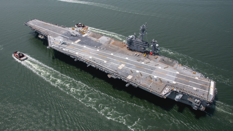 Llegará a Valparaíso: Así es el enorme portaaviones estadounidense USS George Washington que está en Chile