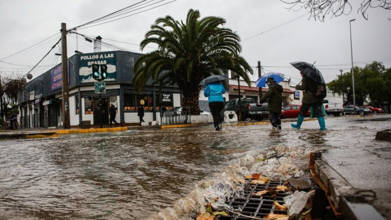 48 horas de lluvia en Santiago: Pronostican intenso sistema frontal para esta semana en RM