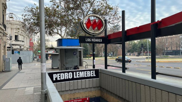 Renombran estaciones del Metro previo a Marcha del Orgullo en Santiago