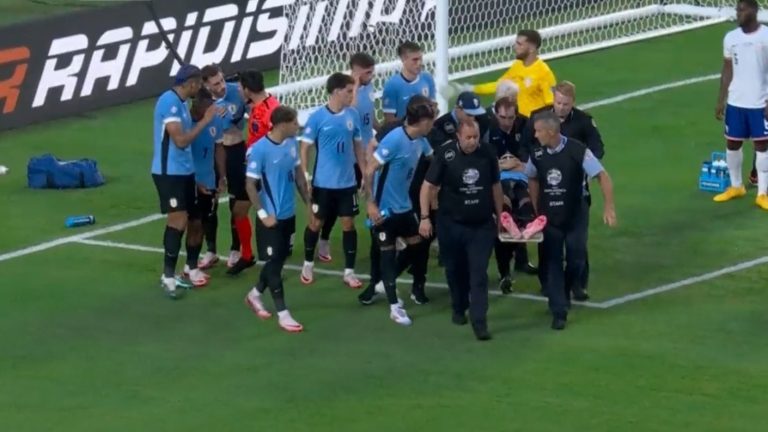 Alerta y preocupación en la Copa América: Figura de Uruguay salió en camilla por traumatismo de cráneo