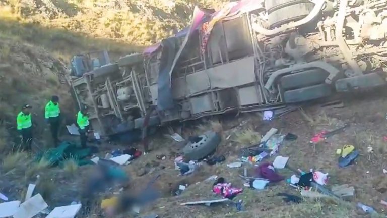 Tras caer por un barranco: Accidente de bus dejó saldo de 21 muertos en Perú