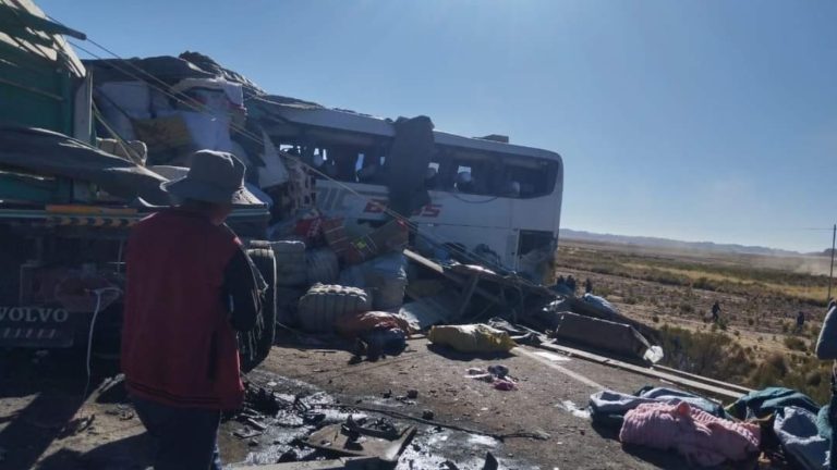 Fatal choque entre bus y camión dejó 22 muertos en Bolivia