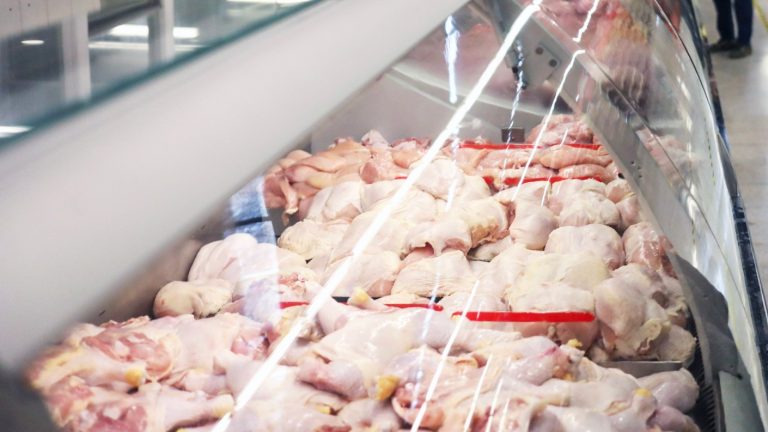 Clausuran supermercado en Romeral: Detectaron carne con hongos y personal sin elementos de protección