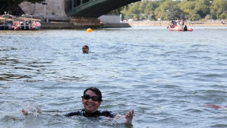 Postergan triatlón de París 2024 a horas de la prueba por mala calidad del agua en el río Sena