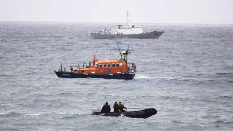 Amplio operativo por niña de cinco años arrastrada por olas en Viña del Mar durante marejadas