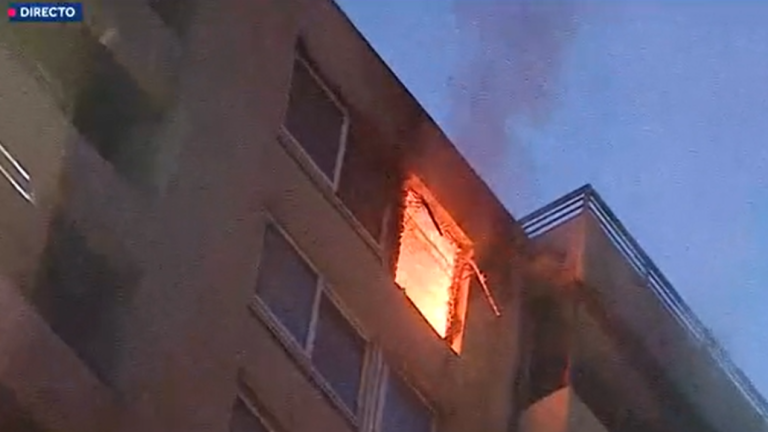 Evacúan edificio por incendio en Santiago Centro: Fuego en piso 16 alertó a vecinos
