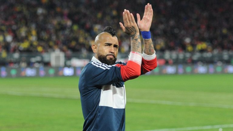 Arturo Vidal cuestiona actitud pasiva de jugadores de Chile con Wilmar Roldán: “Le pego su pechazo”