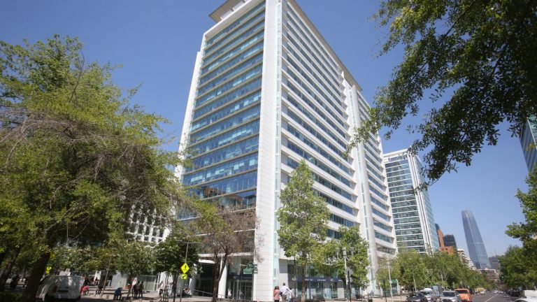 Vecinos de Las Condes indignados ante arriendos en Airbnb usados por escorts: “Probable que haya más”