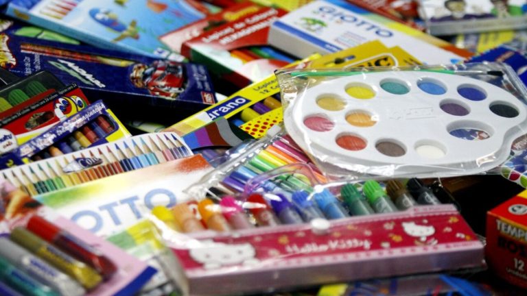 Junaeb fijó fecha para entregar útiles escolares retrasados: Revisa cuándo será