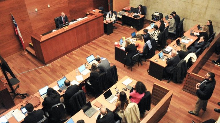 Inédito juicio por licencias falsas en Chile: Fiscalía pide expulsar a 3 médicos extranjeros