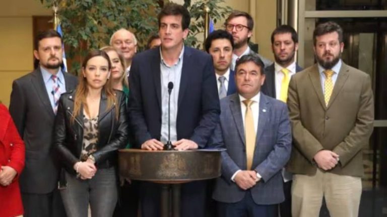 Diputados de oposición piden crear comisión investigadora por tratamientos hormonales para niños trans