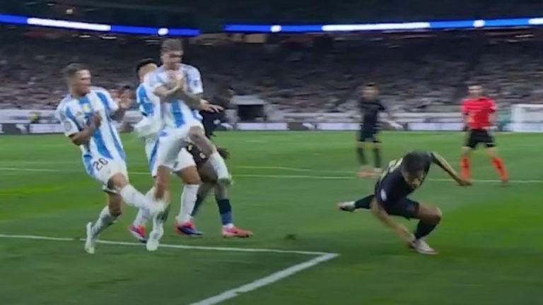 “Se le mueve el músculo”: Conmebol liberó audios del VAR de polémicas entre Argentina y Ecuador