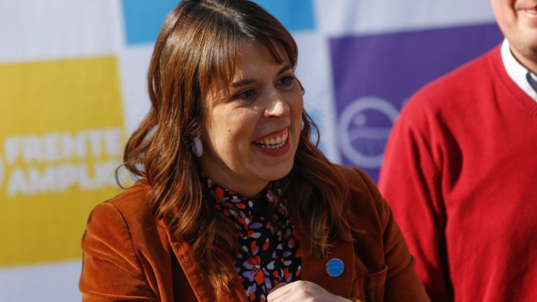 Ex delegada Constanza Martínez inscribió única lista para liderar mesa directiva del Frente Amplio