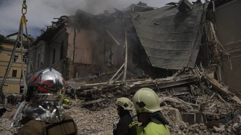 Ataque ruso con misiles alcanzó a hospital infantil y dejó 32 muertos: Desde el Kremlin negaron responsabilidad