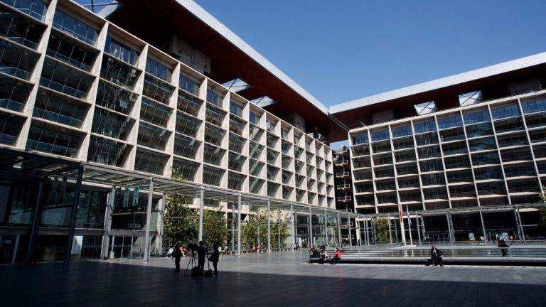 Tras llamado al 133: Carabineros inició operativo en Centro de Justicia por aviso de bomba