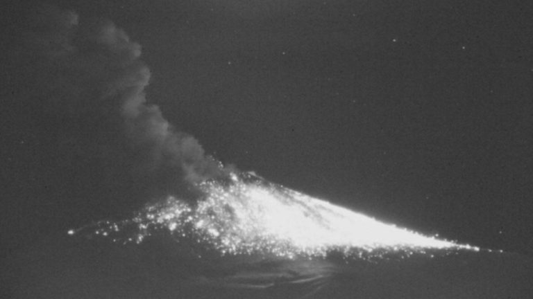 Volcán Villarrica en alerta amarilla por actividad explosiva: Columna de humo superó los 600 metros de altura