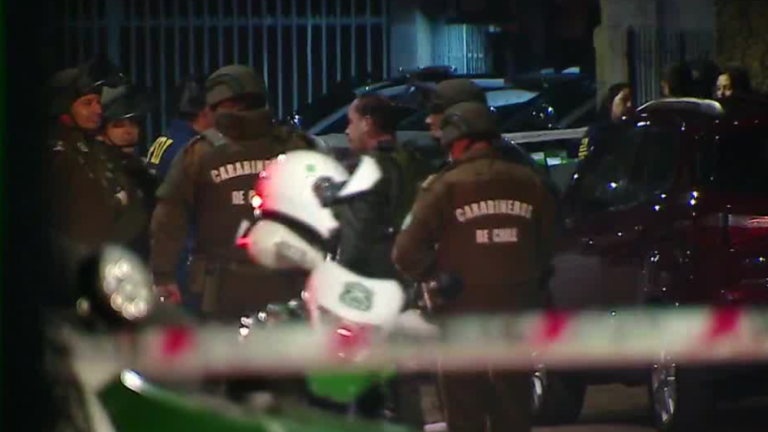 Carabinero iba a ser víctima de asalto y abatió a delincuente en Macul: Se detuvo a cargar celular