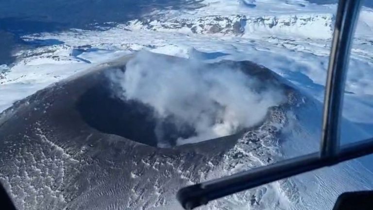 Declaran Alerta Amarilla para región de La Araucanía y Los Ríos por pulsos eruptivos en volcán Villarrica