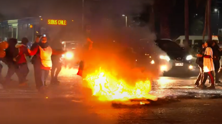 Protestas simultáneas en la RM: Manipuladoras de alimentos acusan a Junaeb de no pagar finiquito