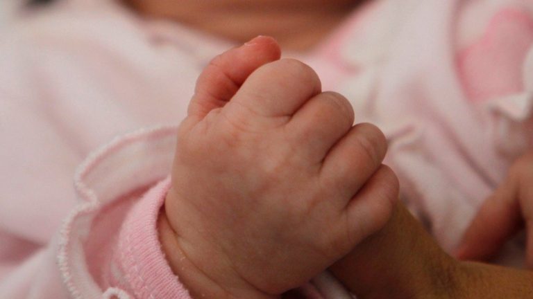 Encuentran con vida a recién nacida sustraída desde hospital de Temuco: Hay una persona detenida