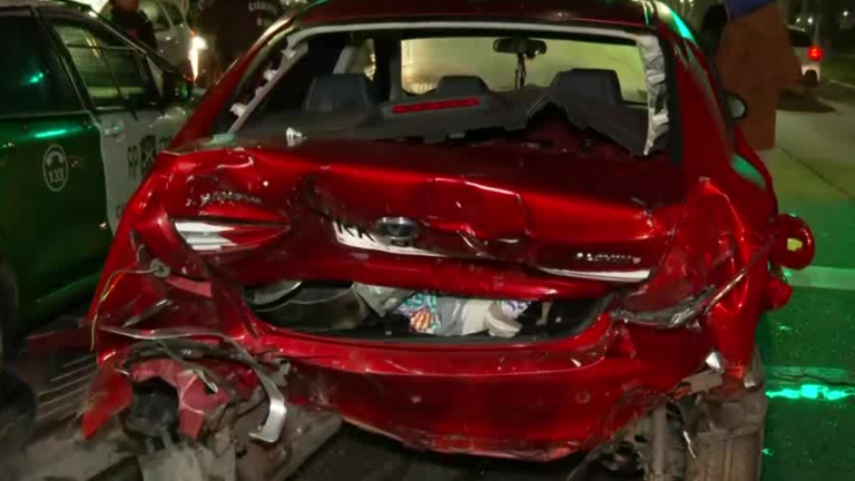 Extraño accidente: Conductor fue chocado y abandonó auto en plena vía pública