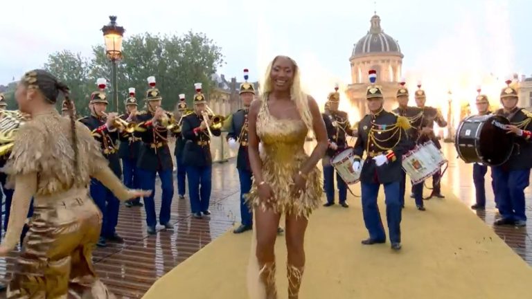 Aya Nakamura hizo bailar a todo París en la inauguración de los Juegos Olímpicos 2024