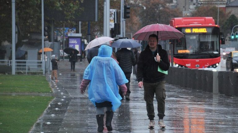 Agosto inicia con lluvia en Santiago: Cuándo y a qué hora precipitará en la Región Metropolitana