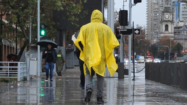Vuelve la lluvia en Santiago: Revisa desde cuándo comenzarán las precipitaciones en la RM