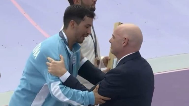 Pura casualidad: Presidente de la FIFA le entregó medalla de oro a argentino en París 2024
