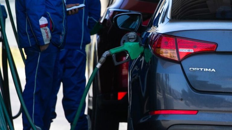 Baja el precio de la bencina: El mapa online para encontrar el combustible más barato por comuna