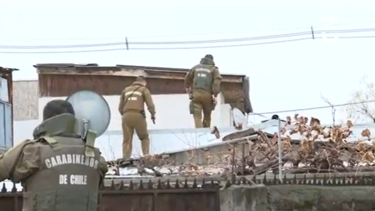 Intenso operativo en Villa Francia: Carabineros buscan a prófugo en techos tras robo de camión