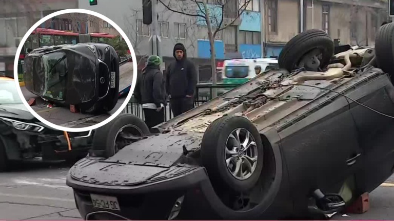 Vehículo chocó y volcó en Santiago Centro: Conductor iba bajo los efectos del alcohol