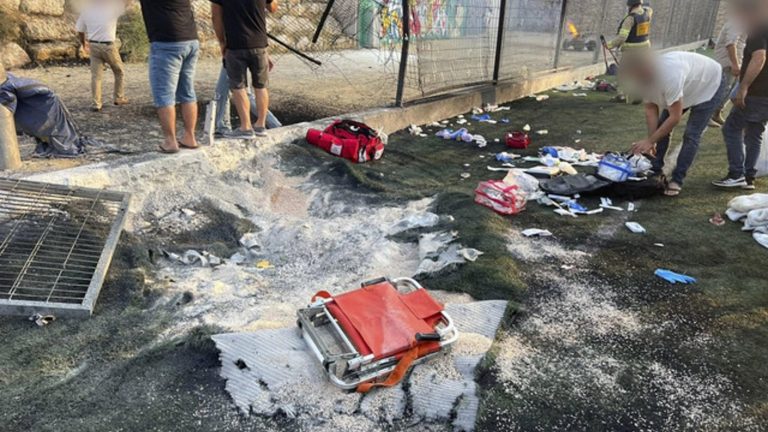 Misil lanzado desde el Líbano deja 11 muertos en Israel: Cayó en campo de fútbol