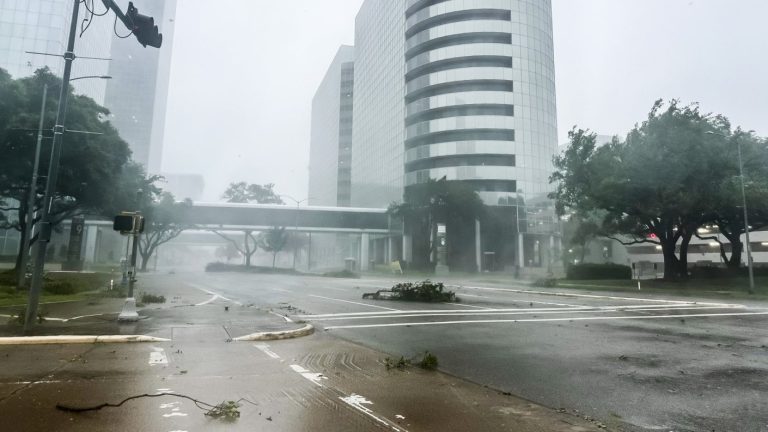 Huracán Beryl deja dos muertos y a más de 2,5 millones sin electricidad en Texas