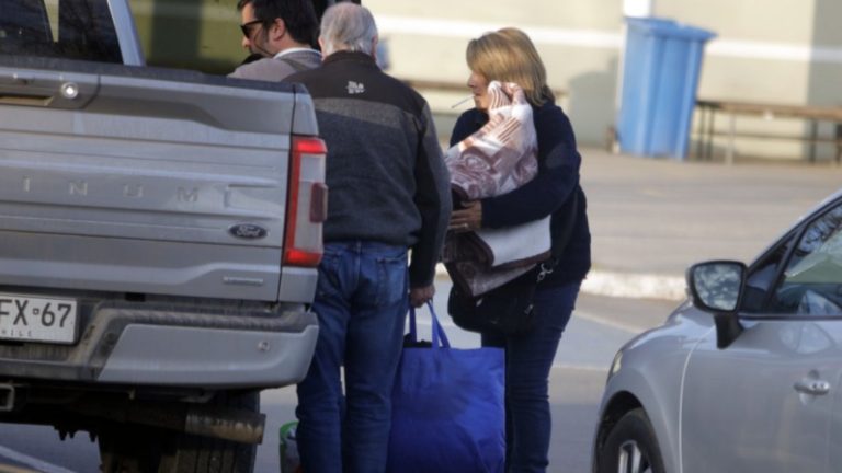 Recostado y con dos bolsas de ropa: Así ingresó Eduardo Macaya a la cárcel tras condena por abuso sexual de menores