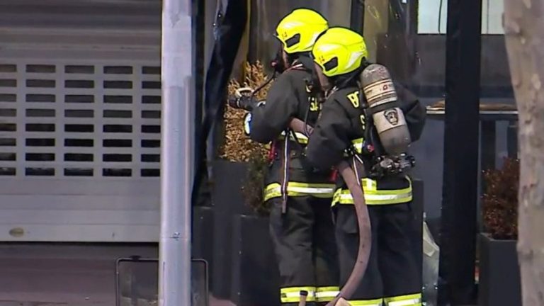 Emergencia al interior de local por fuga de gas en Vitacura: Tránsito vehicular está cortado