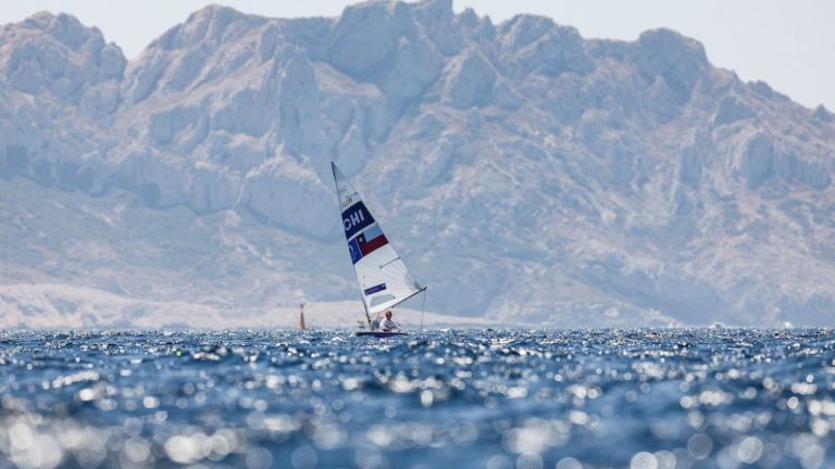 París 2024: Clemente Seguel completa primera regata y tiene chances de clasificar a la final