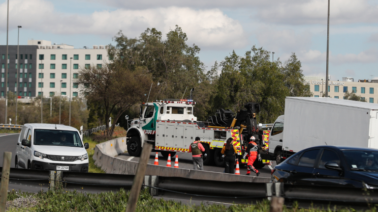 Robo frustrado de dos camiones en el Aeropuerto de Santiago dejó a una carabinera herida